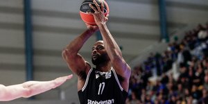 Ο Μάρβιν Τζόουνς σε προσπάθεια με τη φανέλα του ΠΑΟΚ