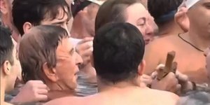 Ο Αργύρης Παπαργυρόπουλος βούτηξε στη θάλασσα για να πιάσει τον Σταυρό