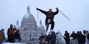 Οι Γάλλοι κάνουν σκι στην χιονισμένη Μονμάρτη