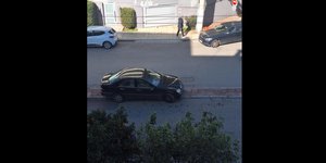 Παράνομο παρκάρισμα πάνω σε νησίδα 