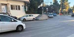 Παράνομο παρκάρισμα πάνω σε διάβαση πεζών 