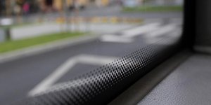 Το μυστικό που κρύβουν οι μαύρες κουκκίδες στο παρμπρίζ του αυτοκινήτου- Γιατί είναι απαραίτητες