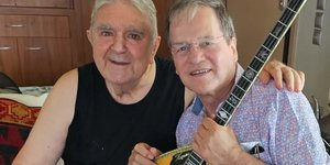 Σπάνια φωτογραφία του Πασχάλη Τερζή με τον Χρήστο Νικολόπουλο