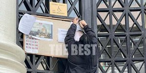 Έβαλαν την φωτογραφία του 31χρονου Κώστα έξω από τα δικαστήρια Πάτρας