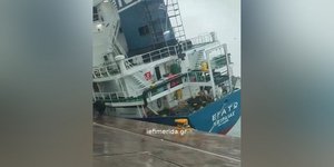 Δεξαμενόπλοιο στο Πέραμα έγειρε μετά από εισροή υδάτων