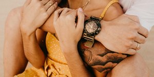 Το γιατί μια ζεστή αγκαλιά «μας κάνει καλό» ίσως να είναι βαθύτερα συνδεδεμένο με την ψυχική μας ισορροπία απ’ όσο νομίζαμε / SHUTTERSTOCK