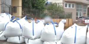 Μεγάλα τσουβάλια με άμμο έξω από πολυκατοικίες που βρίσκονται στο ρέμα Πικροδάφνης