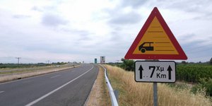 Πινακίδα δρόμου για δύσκολες καιρικές συνθήκες 