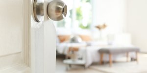 Είναι καλύτερο να κοιμόμαστε με την πόρτα του υπνοδωματίου ανοιχτή ή κλειστή; 