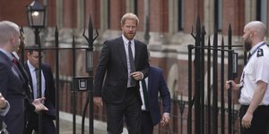 O πρίγκιπας Χάρι φτάνει στα δικαστήρια