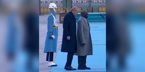 Άτυχη στιγμή για τον πρόεδρο της Νιγηρίας: Έπεσε κατά την διάρκεια υποδοχής του από τον Ερντογάν