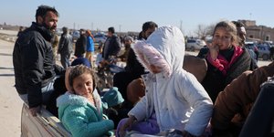 Οικογένειες Σύρων εγκαταλείπουν περιοχές στο Χαλέπι που ελέγχουν Κούρδοι μαχητές 