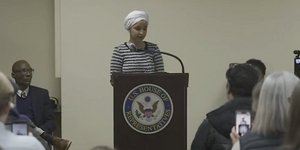 Άνδρας ψέκασε με άγνωστη ουσία τη βουλευτή των Δημοκρατικών Ιλχάν Ομάρ