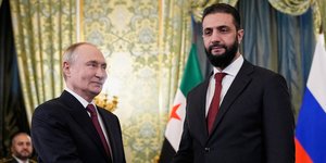 Ο Βλαντίμιρ Πούτιν με τον πρόεδρο της Συρίας Αχμάντ αλ-Σάρα 