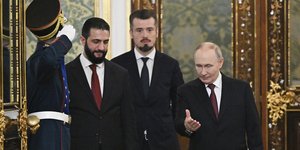 Ο Βλαντίμιρ Πούτιν υποδέχεται τον Σύρο πρόεδρο Αχμάντ αλ-Σάρα τον Οκτώβριο του 2025