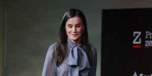 Η βασίλισσα Λετίθια εντυπωσιάζει στα βραβεία Zenda με palazzo παντελόνι και ημιδιάφανη μπλούζα