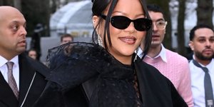 Η Ριάνα στην επίδειξη μόδας του οίκου Dior