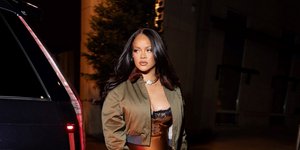 Η Ριάνα αποδεικνύει ότι το slip dress και το bomber jacket ταιριάζουν άψογα