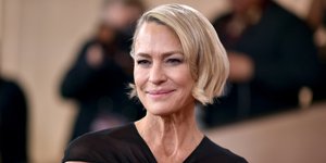 Το «Χ» ντεκολτέ της Ρόμπιν Ράιτ στις Χρυσές Σφαίρες 2026 είναι η πιο κομψή εναλλακτική στο halter