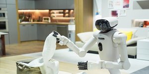 Ένα ρομπότ LG CLOiD διπλώνει ρούχα στο περίπτερο της LG Electronics κατά τη διάρκεια της έκθεσης τεχνολογίας CES, την Τρίτη 6 Ιανουαρίου 2026 στο Λας Βέγκας 