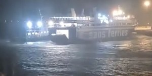 «Μάχη» πλοίου με τα κύματα στο λιμάνι της Ρόδου