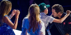 Ο Ρότζερ Φέντερερ αγκαλιάζει τα παιδιά του