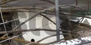 Ρομά φόρτωσαν σε φορτηγάκι οικοσκευές και ότι άλλο έβρισκαν στη Βάρη μετά την καταστροφή