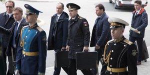 Ρώσοι αξιωματικοί μεταφέρουν χαρτοφύλακες που φαίνεται να περιέχουν κωδικούς εκτόξευσης πυρηνικών όπλων