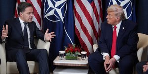 Ο Πρόεδρος Ντόναλντ Τραμπ, δεξιά, με τον Γενικό Γραμματέα του ΝΑΤΟ Μαρκ Ρούτε