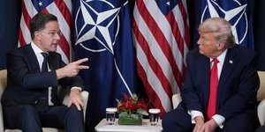 Στιγμιότυπο από τη συνάντηση του Ντόναλντ Τραμπ με τον γ.γ. του NATO, Μαρκ Ρούτε στο Νταβός