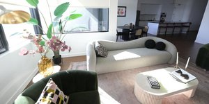 Πώς ένα μικρό σαλόνι μπορεί να δείχνει μεγαλύτερο και πιο φωτεινό, σύμφωνα με interior designers