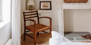 Το τζάκι ξεχωρίζει στον χώρο του σαλονιού