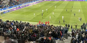  Η στιγμή της διακοπής στο ματς μετά το ατύχημα με τον οπαδό