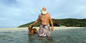 Το 1962, ο Βρετανός Μπρέντον Γκρίμσο, τότε εκδότης εφημερίδας, αποφάσισε να αλλάξει ριζικά τη ζωή του, αγοράζοντας το μικρό νησί Μουαγέν / WIKIPEDIA