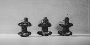 Η προσέγγιση ονομάζεται critical ignoring και περιγράφει την ικανότητα να αναγνωρίζουμε γρήγορα ποια πληροφορία δεν αξίζει ούτε τον χρόνο ούτε την πνευματική μας ενέργεια / SHUTTERSTOCK