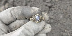 Ένα δαχτυλίδι που θα μπορούσε εύκολα να περάσει για σύγχρονο κόσμημα, αν δεν είχε βρεθεί θαμμένο στο έδαφος, ήρθε στο φως τη Νορβηγία / Norwegian Institute for Cultural Heritage