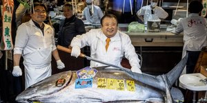 Ένας τεράστιος τόνος του είδους Pacific bluefin πουλήθηκε έναντι 3,2 εκατ. δολαρίων στον πλειστηριασμό του Toyosu Market / GETTY