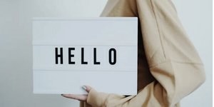 Η λέξη «hello» είναι από εκείνα τα καθημερινά γλωσσικά αντανακλαστικά που ξεστομίζουμε δεκάδες φορές τη μέρα / SHUTTERSTOCK