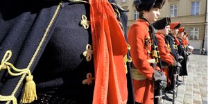 Πίσω από την εικόνα της κομψότητας, κρύβεται μια ιστορία που ξεκινά όχι από πασαρέλες αλλά από πεδία μάχης / SHUTTERSTOCK