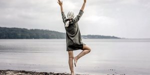 Το να στέκεται κανείς στο ένα πόδι μοιάζει με μια μικρή, σχεδόν αστεία δοκιμασία ισορροπίας — κάτι που κάνουν τα παιδιά χωρίς δεύτερη σκέψη, ή τα φλαμίνγκο χωρίς καν προσπάθεια / SHUTTERSTOCK