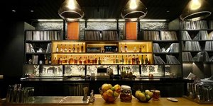 Εκεί όπου οι θαμώνες πίνουν καφέ ή κοκτέιλ και αφήνονται στη μουσική, χωρίς την πίεση της συνεχούς κοινωνικής αλληλεπίδρασης / SHUTTERSTOCK.