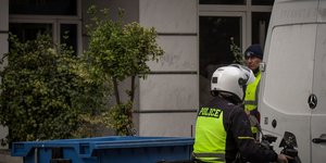 Η είσοδος της πολυκατοικίας που εντοπίστηκε νεκρός ο 17χρονος