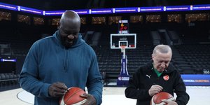 Σακίλ Ο' Νιλ και Ερντογάν υπογράφουν μπάλες του μπάσκετ