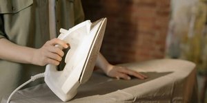 Σιδερώστρα με ρούχο