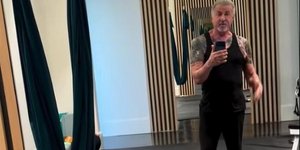 Ο Σιλβέστερ Σταλόνε στο γυμναστήριο του σπιτιού του