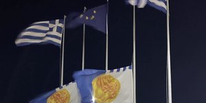 Μεσίστιες κυματίζουν οι σημαίες στην Θεσσαλονίκη