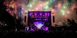 Με μουσική, drones και πυροτεχνήματα υποδέχτηκαν το νέο έτος στην πλατεία Συντάγματος