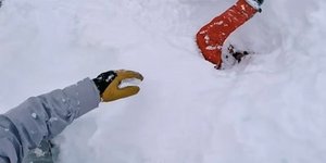 Η στιγμή της διάσωσης σκιέρ που είχε παγιδευτεί κάτω από το χιόνι 