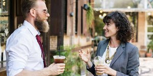 Σύμφωνα με έρευνες, σχεδόν όλοι παραδέχονται ότι επιδίδονται σε small talk τουλάχιστον μία φορά την εβδομάδα / SHUTTERSTOCK