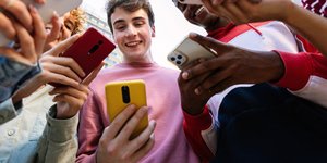 Έφηβοι με κινητά τηλέφωνα